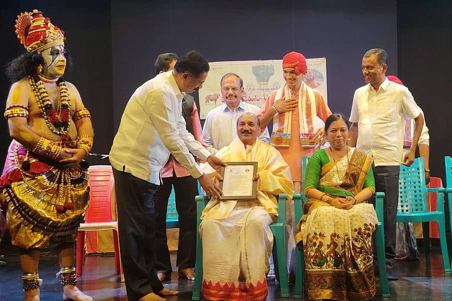 ಸಾಗರದಲ್ಲಿ ಮಂಗಳವಾರ ನಡೆದ ಕಾರ್ಯಕ್ರಮದಲ್ಲಿ ಮದ್ದಲೆ ವಾದಕ ಮಂಜುನಾಥ ಗುಡ್ಡೆದಿಂಬ ಅವರನ್ನು ಹಾಲಪ್ಪ ಹರತಾಳು ಸನ್ಮಾನಿಸಿದರು