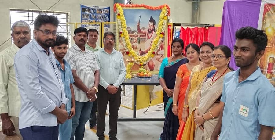 ಕಾರವಾರದ ಸರ್ಕಾರಿ ಕೈಗಾರಿಕಾ ತರಬೇತಿ ಸಂಸ್ಥೆಯಲ್ಲಿ ನಡೆದ ಕಾರ್ಯಕ್ರಮದಲ್ಲಿ ಶಿವಯೋಗಿ ಸಿದ್ದರಾಮೇಶ್ವರರ ಭಾವಚಿತ್ರಕ್ಕೆ ಗೌರವ ಸಲ್ಲಿಸಲಾಯಿತು