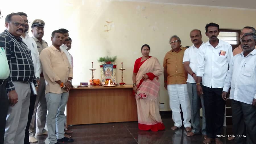 ಕೆಜಿಎಫ್ ತಾಲ್ಲೂಕು ಆಡಳಿತ ಸೌಧದಲ್ಲಿ ಬುಧವಾರ ಸಿದ್ದರಾಮೇಶ್ವರ ಜಯಂತಿಯನ್ನು ಆಚರಣೆ ಮಾಡಲಾಯಿತು. ಶಾಸಕಿ ರೂಪಕಲಾ, ಮಾಜಿ ಶಾಸಕ ಎಂ.ನಾರಾಯಣಸ್ವಾಮಿ, ಅಧಿಕಾರಿಗಳು ಹಾಜರಿದ್ದರು