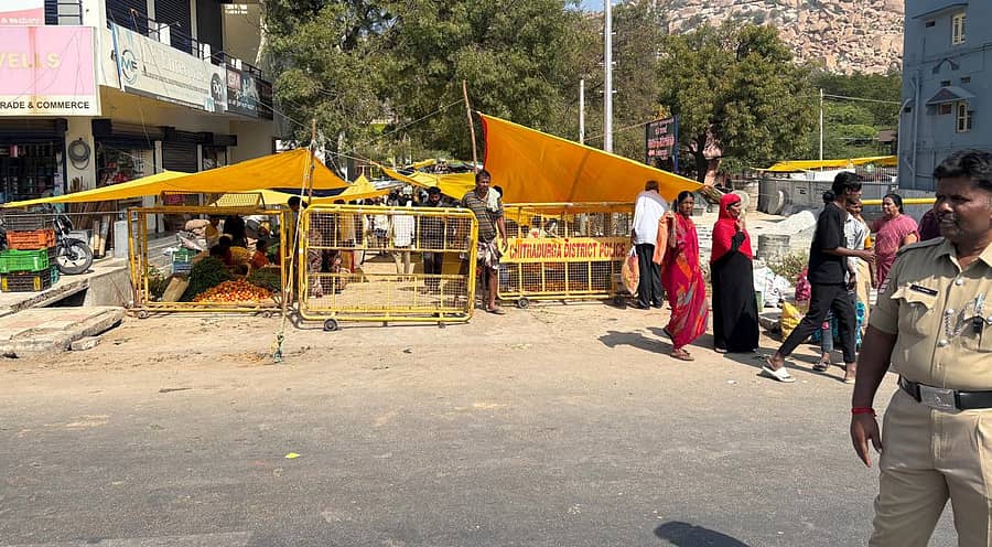 ಮೊಳಕಾಲ್ಮುರಿನ ಮುಖ್ಯರಸ್ತೆಯನ್ನು ಸಂಪರ್ಕಿಸುವ ರಸ್ತೆಗಳ ಬದಿಯಲ್ಲಿ ಬುಧವಾರ ವಾರದ ಸಂತೆ ನಡೆಯಿತು.