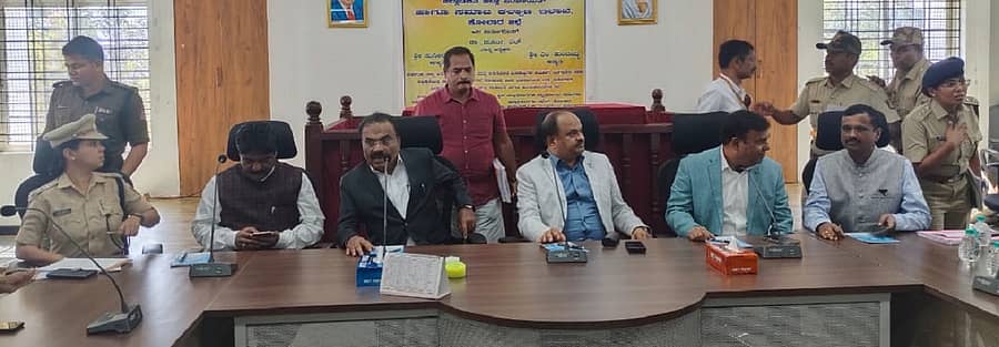 ಕೋಲಾರದಲ್ಲಿ ಬುಧವಾರ ನಡೆದ ಸಭೆಯಲ್ಲಿ ರಾಜ್ಯ ಪರಿಶಿಷ್ಟ ಜಾತಿ ಮತ್ತು ಪರಿಶಿಷ್ಟ ಪಂಗಡಗಳ ಆಯೋಗದ ಅಧ್ಯಕ್ಷ ಮೂರ್ತಿ ಎಲ್. ಮಾತನಾಡಿದರು
