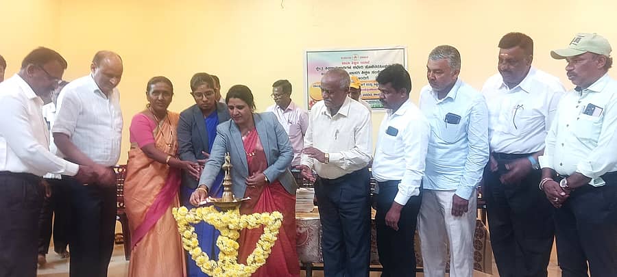 <div class="paragraphs"><p>ಹೊಳೆನರಸೀಪುರ ಶಿಕ್ಷಕರ ಭವನದಲ್ಲಿ ಬುಧವಾರ ಮಕ್ಕಳ ಹಕ್ಕು ರಕ್ಷಣೆ, ಪೋಕ್ಸೊ, ಆರೋಗ್ಯ ನಿರ್ವಹಣೆ ಕುರಿತು ಶಿಕ್ಷಣ ಇಲಾಖೆ, ತಾಲ್ಲೂಕು ವಕೀಲರ ಸಂಘ ಆಯೋಜಿಸಿದ್ದ ಒಂದು ದಿನದ ತರಬೇತಿ ಕಾರ್ಯಕ್ರಮವನ್ನು ಹಿರಿಯ ಶ್ರೇಣಿ ನ್ಯಾಯಾಧೀಶೆ ನಿವೇದಿತಾ ಮುನವಳ್ಳಿ ಮಠ್ ಉದ್ಗಾಟಿಸಿದರು.</p></div>