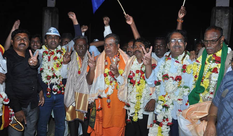 <div class="paragraphs"><p>ವಿಜಯಪುರ ಜಿಲ್ಲಾ ಕೇಂದ್ರ ಕಾರಾಗೃಹದಿಂದ ಬುಧವಾರ ರಾತ್ರಿ ಬಿಡುಗಡೆಯಾದ ಸರ್ಕಾರಿ ವೈದ್ಯಕೀಯ ಕಾಲೇಜು ಹೋರಾಟಗಾರರನ್ನು ಸನ್ಮಾನಿಸಿ, ಸ್ವಾಗತಿಸಲಾಯಿತು </p></div>