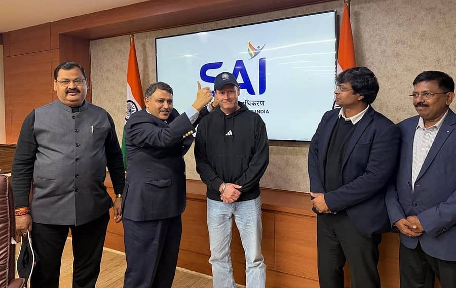 <div class="paragraphs"><p>ಭಾರತ ಮಹಿಳಾ ಹಾಕಿ ತಂಡಕ್ಕೆ ಮುಖ್ಯ ಕೋಚ್‌ ಆಗಿ ಮರು ನೇಮಕಗೊಂಡ ನೆದರ್ಲೆಂಡ್ಸ್‌ನ&nbsp;ಶ್ಯೂರ್ಡ್‌ ಮರಾಯ್ನೆ ಅವರನ್ನು ಬುಧವಾರ ನವದೆಹಲಿಯಲ್ಲಿ&nbsp;ಕ್ರೀಡಾ ಅಧಿಕಾರಿಗಳು ಸ್ವಾಗತಿಸಿದರು</p></div>