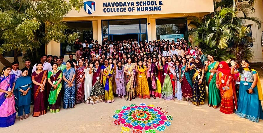 ರಾಯಚೂರಿನ ನವೋದಯ ನರ್ಸಿಂಗ್ ಕಾಲೇಜಿನ ಆವರಣದಲ್ಲಿ ನಡೆದ ಮಕರ ಸಂಕ್ರಾಂತಿ ಸಂಭ್ರಮದಲ್ಲಿ ಪಾಲ್ಗೊಂಡಿದ್ದ ಬಿ.ಎಸ್‌ಸಿ (ನರ್ಸಿಂಗ್) ಪ್ರಥಮ ಸೆಮಿಸ್ಟರ್ ವಿದ್ಯಾರ್ಥಿಗಳು