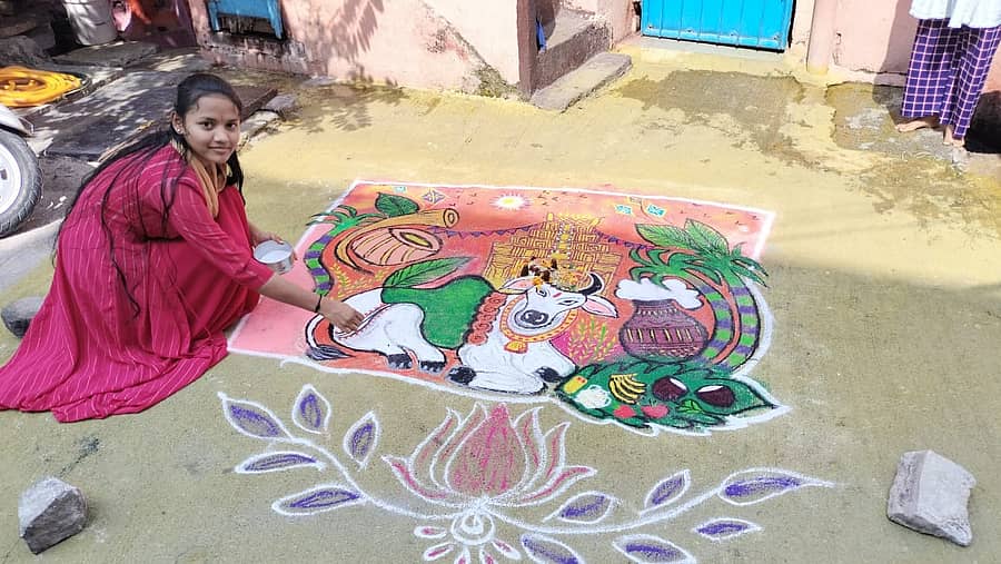 ರಾಯಚೂರಿನ ಮಡಿವಾಳನಗರದ ಮನೆಯ ಮುಂದೆ ವಿಜ್ಞೇಶ್ವರಿ ಮಲ್ಲಿಕಾರ್ಜುನ ಬಿಡಿಸಿದ ಆಕರ್ಷಕ ರಂಗೋಲಿ