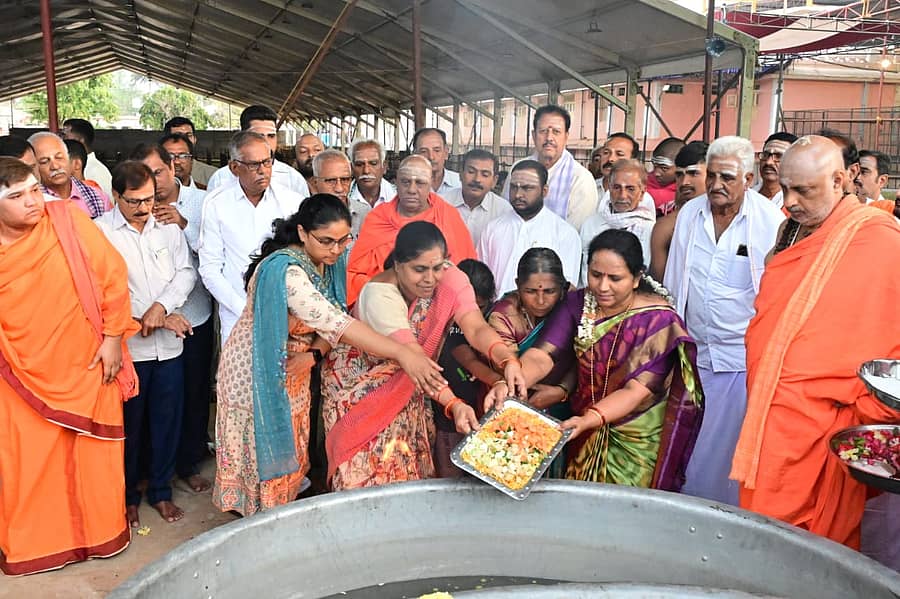 <div class="paragraphs"><p>ಪೂಜೆಯ ನಂತರ ಮಹಾದಾಸೋಹಕ್ಕೆ ಅಡುಗೆ ಸಿದ್ಧತೆ ಆರಂಭಗೊಂಡಿತು.</p></div>