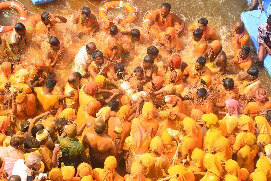 ಯಾದಗಿರಿ ತಾಲ್ಲೂಕಿನ ಮೈಲಾಪುರದಲ್ಲಿ ಬುಧವಾರ ನಡೆದ ಜಾತ್ರೆಯಲ್ಲಿ ಮೈಲಾರಲಿಂಗೇಶ್ವರರ ಉತ್ಸವ ಮೂರ್ತಿಯ ಗಂಗಾಸ್ನಾನದ ದೃಶ್ಯ