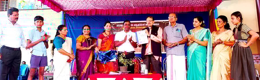 ಶಾಲಾ ಹಸ್ತಪ್ರತಿ ‘ವಲ್ಲರಿ’ಯನ್ನು ನಿವೃತ್ತ ಪ್ರಾಂಶುಪಾಲ ರಾಘವೇಂದ್ರ ಭಟ್ ಬಿಡುಗಡೆಗೊಳಿಸಿದರು