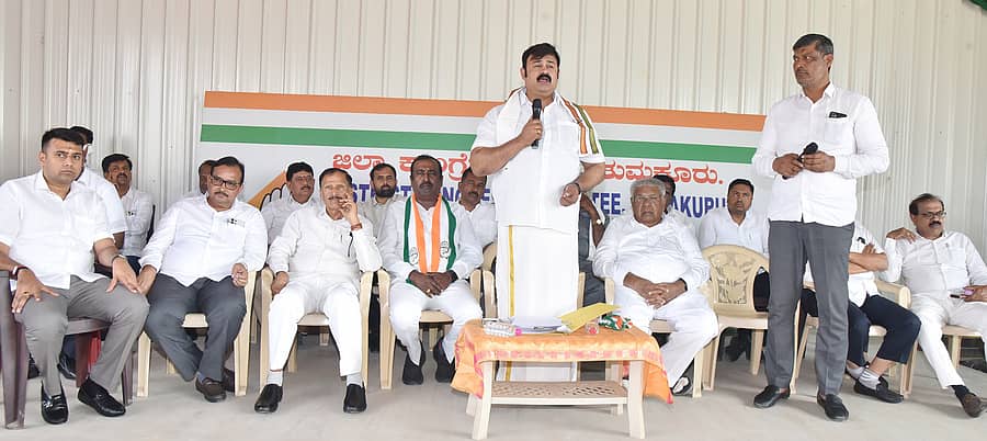 ತುಮಕೂರಿನಲ್ಲಿ ಬುಧವಾರ ಕಾಂಗ್ರೆಸ್‌ ಸಭೆಯಲ್ಲಿ ಎಐಸಿಸಿ ಪ್ರಧಾನ ಕಾರ್ಯದರ್ಶಿ ಮಯೂರ ಜಯಕುಮಾರ್‌ ಮಾತನಾಡಿದರು. ಮುಖಂಡರಾದ ಎಸ್.ಪಿ.ಮುದ್ದಹನುಮೇಗೌಡ, ಜಿ.ಚಂದ್ರಶೇಖರ್‌ಗೌಡ, ಎಸ್.ಷಫಿ ಅಹ್ಮದ್‌, ಕೆ.ಎಸ್.ಕಿರಣಕುಮಾಣ್‌, ರಫೀಕ್‌ ಅಹ್ಮದ್‌, ಮುಖಂಡರಾದ ಶಶಿ ಹುಲಿಕುಂಟೆಮಠ್‌ ಮೊದಲಾದವರು ಭಾಗವಹಿಸಿದ್ದರು