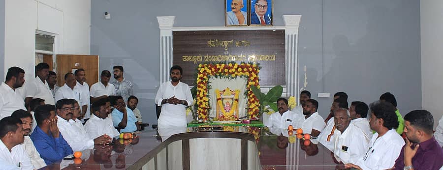 ದೊಡಬಳ್ಳಾಪುರ ತಾಲ್ಲೂಕು ಕಚೇರಿಯಲ್ಲಿ ಬುಧವಾರ ನಡೆದ ಶಿವಯೋಗಿ ಸಿದ್ದರಾಮೇಶ್ವರ ಜಯಂತಿಯಲ್ಲಿ ಶಾಸಕ ಧೀರಜ್‌ ಮುನಿರಾಜು ಮಾತನಾಡಿದರು