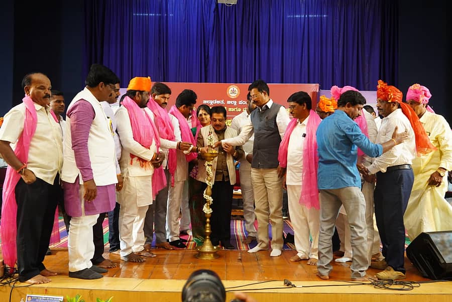 ಬಳ್ಳಾರಿ ನಗರದ ಡಾ.ಜೋಳದರಾಶಿ ದೊಡ್ಡನಗೌಡ ರಂಗಮಂದಿರ ಸಭಾಂಗಣದಲ್ಲಿ ಬುಧವಾರ ಆಯೋಜಿಸಿದ್ದ ಶಿವಯೋಗಿ ಸಿದ್ದರಾಮೇಶ್ವರರ ಜಯಂತಿಯನ್ನು ಸಚಿವ ಜಮೀರ್‌, ಸಂಸದ ತುಕಾರಾಂ, ಶಾಸಕರಾದ ಭರತ್‌ ರೆಡ್ಡಿ, ಗಣೇಶ್‌ ಉದ್ಘಾಟಿಸಿದರು