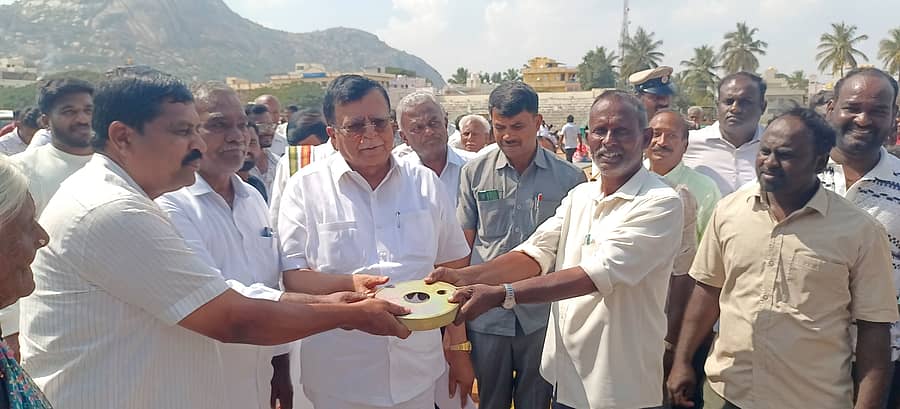 ಮಧುಗಿರಿಯಲ್ಲಿ ಬುಧವಾರ ಶಾಸಕ ಕೆ.ಎನ್. ರಾಜಣ್ಣ ರೈತರಿಗೆ ಪಂಪ್ ಸೆಟ್ ವಿತರಿಸಿದರು