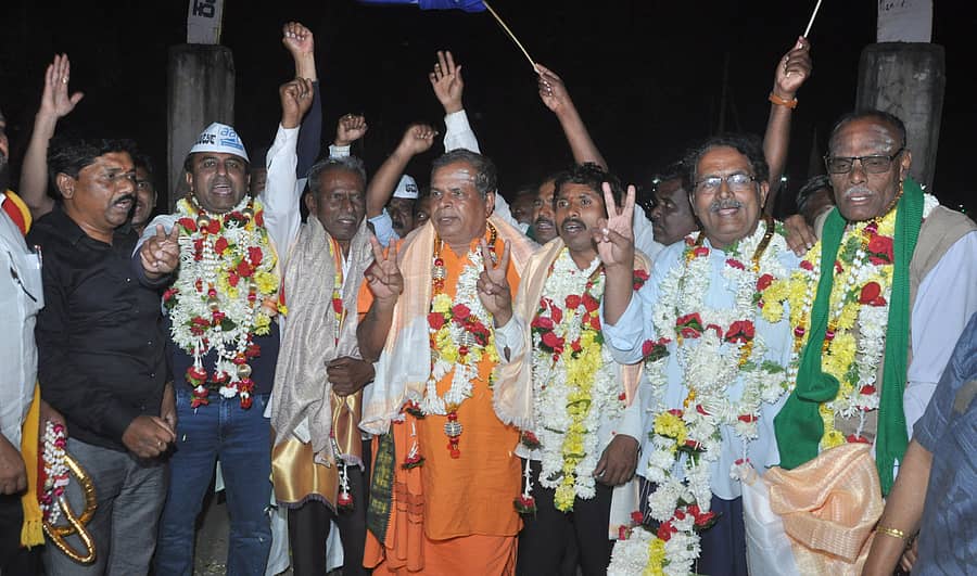 ವಿಜಯಪುರ ಜಿಲ್ಲಾ ಕೇಂದ್ರ ಕಾರಾಗೃಹದಿಂದ ಬುಧವಾರ ರಾತ್ರಿ ಬಿಡುಗಡೆಯಾದ ಸರ್ಕಾರಿ ವೈದ್ಯಕೀಯ ಕಾಲೇಜು ಹೋರಾಟಗಾರರನ್ನು ಸನ್ಮಾನಿಸಲಾಯಿತು