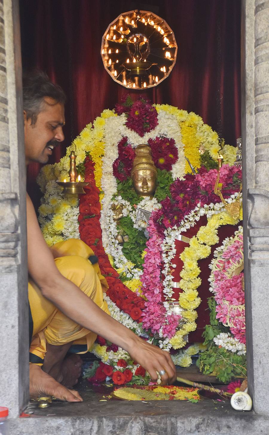 ಮಡಿಕೇರಿಯ ಮುತ್ತಪ್ಪ ದೇವಾಲಯದ ಆವರಣದಲ್ಲಿರುವ ಅಯ್ಯಪ್ಪ ಸ್ವಾಮಿ ಗುಡಿಯಲ್ಲಿ ದೇವರ ವಿಗ್ರಹಕ್ಕೆ ಮಕರ ಸಂಕ್ರಾಂತಿ ಪ್ರಯುಕ್ತ ಬುಧವಾರ ವಿಶೇಷ ಅಲಂಕಾರಗಳನ್ನು ಮಾಡಲಾಗಿತ್ತು