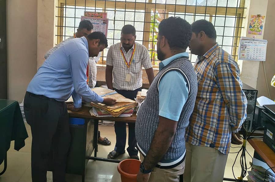 <div class="paragraphs"><p>ನಾಗಮಂಗಲ ತಾಲ್ಲೂಕು ಕಚೇರಿಯಲ್ಲಿ ದಾಖಲೆ ಪರಿಶೀಲಿಸಿದ ಲೋಕಾಯುಕ್ತ ಪೊಲೀಸರು</p></div>