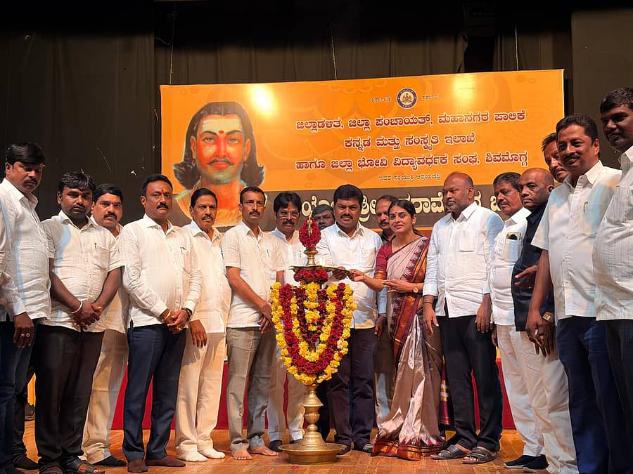 ಶಿವಮೊಗ್ಗದಲ್ಲಿ ಜಿಲ್ಲಾಡಳಿತ ಬುಧವಾರ ಆಯೋಜಿಸಿದ್ದ ಗುರು ಸಿದ್ದರಾಮೇಶ್ವರರ ಜಯಂತಿಯನ್ನು ಸಂಸದ ಬಿ.ವೈ.ರಾಘವೇಂದ್ರ ಉದ್ಘಾಟಿಸಿದರು