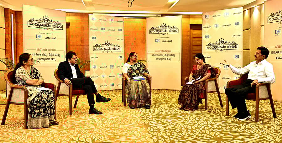 ಹುಬ್ಬಳ್ಳಿಯಲ್ಲಿ ನಡೆದ ‘ಸಂವಿಧಾನವೇ ಬೆಳಕು’ ಕಾರ್ಯಕ್ರಮದಲ್ಲಿ ಸುನಂದಾ ಕಡಮೆ, ವಿಶ್ವನಾಥ ಬಿಚಗತ್ತಿ, ಇಸಾಬೆಲ್ಲಾ ಕ್ಸೇವಿಯರ್, ವಿನಯಾ ಒಕ್ಕುಂದ ಮತ್ತು ಜಿ.ಬಿ.ಗೌಡಪ್ಪಗೋಳ ಪಾಲ್ಗೊಂಡಿದ್ದರು