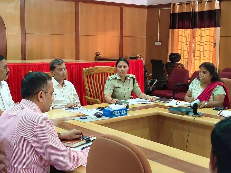 ದಾವಣಗೆರೆಯ ಜಿಲ್ಲಾಡಳಿತ ಭವನದಲ್ಲಿ ದುರ್ಗಾಂಬಿಕಾ ದೇವಿ ಜಾತ್ರಾ ಮಹೋತ್ಸವದ ಅಂಗವಾಗಿ ಬುಧವಾರ ಏರ್ಪಡಿಸಿದ್ದ ಪೂರ್ವಸಿದ್ಧತಾ ಸಭೆಯಲ್ಲಿ ಜಿಲ್ಲಾಧಿಕಾರಿ ಜಿ.ಎಂ. ಗಂಗಾಧರಸ್ವಾಮಿ ಮಾತನಾಡಿದರು