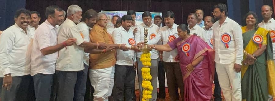 ಕೋಲಾರದಲ್ಲಿ ಶಿವಯೋಗಿ ಸಿದ್ಧರಾಮೇಶ್ವರ ಜಯಂತಿ‌ಯನ್ನು ಸಂಸದ ಎಂ.ಮಲ್ಲೇಶ್‌ ಬಾಬು ಉದ್ಘಾಟಿಸಿದರು. ಕೊತ್ತೂರು ಮಂಜುನಾಥ್‌, ಎಂ.ಎಲ್‌.ಅನಿಲ್‌ ಕುಮಾರ್‌, ಎಂ.ಆರ್.ರವಿ, ಮಂಗಮ್ಮ ಮುನಿಸ್ವಾಮಿ, ಎನ್‌.ವಿಜಯಲಕ್ಷ್ಮಿ ಹಾಗೂ ಸಮುದಾಯದ ಮುಖಂಡರು ಪಾಲ್ಗೊಂಡಿದ್ದರು