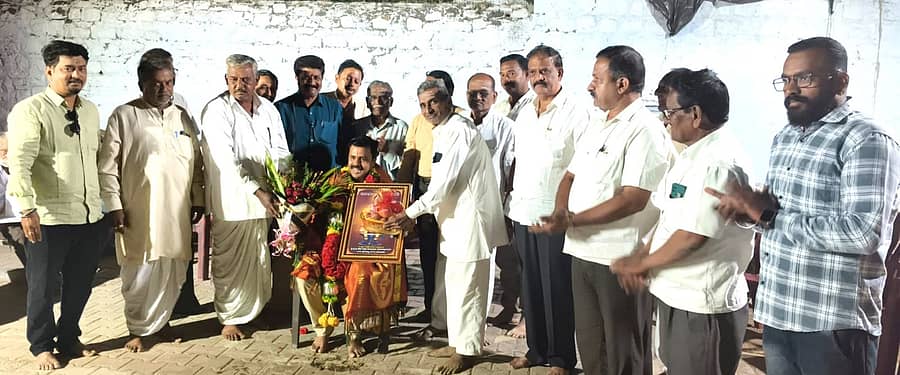 ಮಹಾಲಿಂಗಪುರದಲ್ಲಿ ಕಾಂಗ್ರೆಸ್ ಮುಖಂಡ ಸಿದ್ದು‌ ಕೊಣ್ಣೂರ ಅವರನ್ನು ಜಂಗಮ ಸಮಾಜ ವತಿಯಿಂದ ಸನ್ಮಾನಿಸಲಾಯಿತು