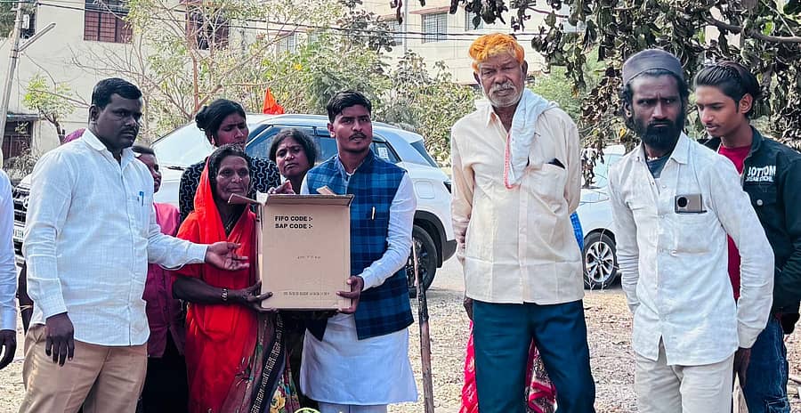 ಔರಾದ್ ಪಟ್ಟಣದ ಗುಡಿಸಲುವಾಸಿ ಸಂತ್ರಸ್ತ ಮಹಿಳೆಗೆ ಸುಭಾಷ್ ಚಂದ್ರ ಬೋಸ್ ಯುವಕ ಸಂಘದಿಂದ ಆಹಾರ ಕಿಟ್ ವಿತರಿಸಲಾಯಿತು