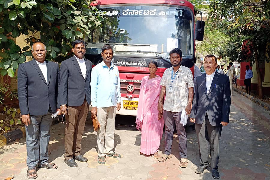 ಕೊಪ್ಪಳ ಘಟಕದ ಬಸ್ ಒಂದನ್ನು ಜಪ್ತಿ ಮಾಡಿ ಕೂಡ್ಲಿಗಿ ನ್ಯಾಯಾಲಯದ ಆವರಣದಲ್ಲಿ ನಿಲ್ಲಿಸಲಾಯಿತು