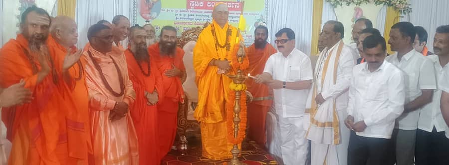 ಕೋಣಂದೂರಿನ ಬೃಹನ್ಮಠದಲ್ಲಿ ಗುರುವಾರ ನಡೆದ ಧನುರ್ಮಾಸದ ಇಷ್ಟಲಿಂಗ ಮಹಾಪೂಜೆ ಸಮಾರೋಪ ಮತ್ತು ಸಂಕ್ರಾಂತಿ ಧರ್ಮ ಸಮಾರಂಭದಲ್ಲಿ ಕಾಶಿ ಜಗದ್ಗುರು ಚಂದ್ರಶೇಖರ ಶಿವಾಚಾರ್ಯ ಸ್ವಾಮೀಜಿ ಭಾಗವಹಿಸಿದ್ದರು