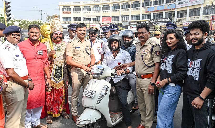 ಮೈಸೂರಿನ ಕೆ.ಆರ್ ವೃತ್ತದಲ್ಲಿ ಗಂಧದಗುಡಿ ಫೌಂಡೇಷನ್‌ ಸದಸ್ಯರು ನಗರ ಸಂಚಾರ ಪೊಲೀಸ್‌ ಸಹಯೋಗದೊಂದಿಗೆ ಸಂಕ್ರಾಂತಿ ಹಬ್ಬದ ಪ್ರಯುಕ್ತ ಕೆ.ಆರ್‌ ವೃತ್ತದ ಬಳಿ ಸಂಚಾರ ನಿಯಮದ ಬಗ್ಗೆ ಅರಿವು ಮೂಡಿಸಿದರು– ಪ್ರಜಾವಾಣಿ ಚಿತ್ರ