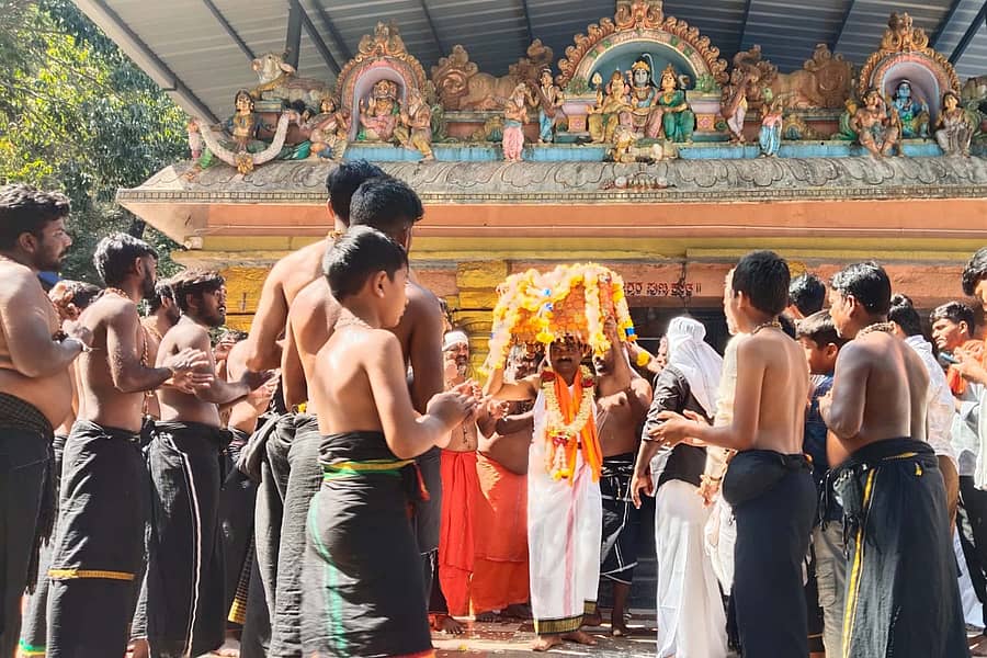 ನ್ಯಾಮತಿ ಭಗವಾನ್ ಅಯ್ಯಪ್ಪಸ್ವಾಮಿ ದೇವಸ್ಥಾನದಲ್ಲಿ ಬುಧವಾರ ಅಯ್ಯಪ್ಪಸ್ವಾಮಿ ತಿರುವಾಭರಣ ಪೂಜೆಗಾಗಿ ಪುಣ್ಯಕ್ಷೇತ್ರ ತೀರ್ಥರಾಮೇಶ್ವರದಿಂದ ತಿರುವಾಭರಣ ಪೆಟ್ಟಿಗೆಯನ್ನು ಮಾಲಾಧಾರಿಗಳು  ಪಾದಯಾತ್ರೆ ಮೂಲಕ ಪಟ್ಟಣಕ್ಕೆ ತಂದರು. 