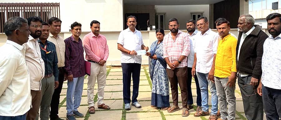 ಶಾಸಕ ಡಾ. ಶೈಲೇಂದ್ರ ಕೆ. ಬೆಲ್ದಾಳೆ ಅವರು ಬುಧವಾರ ಬೀದರ್ ತಾಲ್ಲೂಕಿನ ಚಿಟ್ಟಾ ಗ್ರಾಮದ ಮೃತ ರೈತ ಪ್ರಭುರಾವ್ ಅವರ ಪತ್ನಿಗೆ ₹5 ಲಕ್ಷ ಪರಿಹಾರದ ಚೆಕ್ ವಿತರಿಸಿದರು