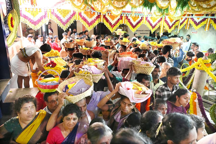 ಮಾರಣಕಟ್ಟೆ ಬ್ರಹ್ಮಲಿಂಗೇಶ್ವರ ದೇವಸ್ಥಾನದ ವಾರ್ಷಿಕ ಜಾತ್ರೆ ಅಂಗವಾಗಿ ನೂರಾರು ಭಕ್ತರು ತಲೆ ಮೇಲೆ ಸೇವಂತಿಗೆ, ಹಣ್ಣು– ಕಾಯಿ ಬುಟ್ಟಿ ಹೊತ್ತು ದೇವರಿಗೆ ಅರ್ಪಿಸಿದರು
ಚಿತ್ರಗಳು: ದಿವಾಕರ ವಂಡ್ಸೆ