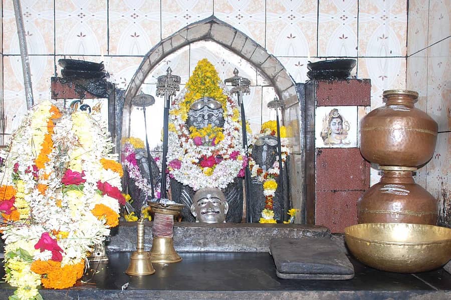 ಕಕ್ಕೇರಾ ಪಟ್ಟಣದ ಸೌರಾಷ್ಟ್ರ ಅಧಿಪತಿ ಸೋಮನಾಥ ದೇವರ ಗರ್ಭಗುಡಿ