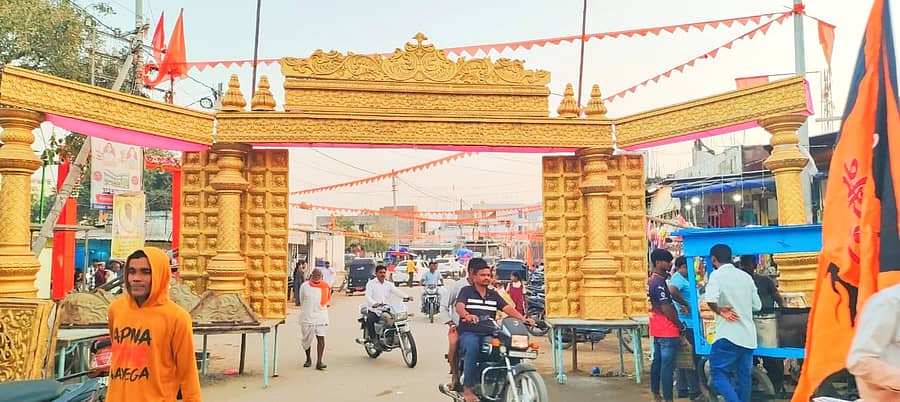 ಶಹಾಪುರ ನಗರದ ಮೊಚಿಗಡ್ಡೆಯ ಬಳಿ ಇತಿಹಾಸ ಸಾರುವ ಕಮಾನ ನಿರ್ಮಿಸಿರುವುದು