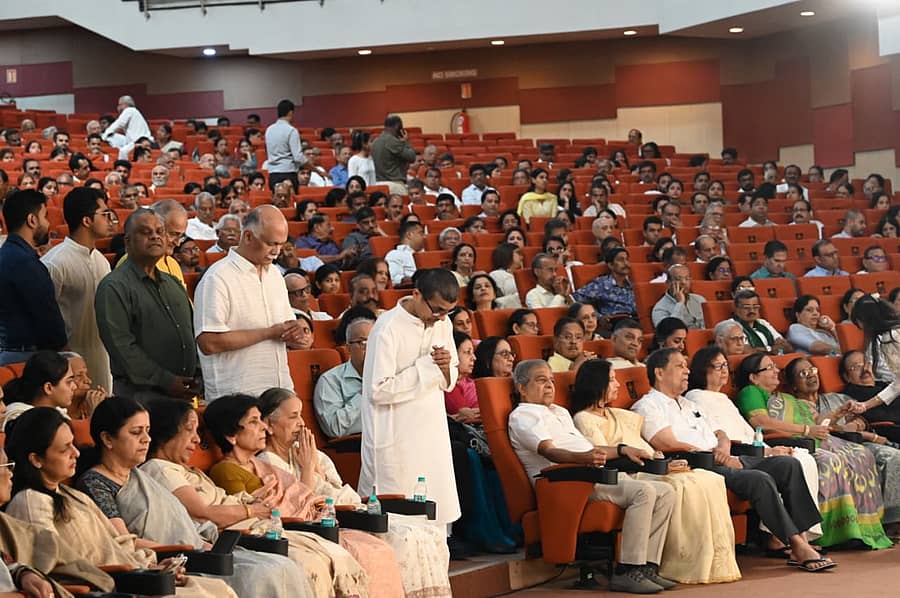 ದಿ.ಎನ್‌.ವಿನಯ ಹೆಗ್ಡೆ ಅವರಿಗೆ ನುಡಿ ನಮನ ಸಲ್ಲಿಸಲು ಮಂಗಳೂರಿನಲ್ಲಿ ಮಂಗಳವಾರ ಏರ್ಪಡಿಸಿದ್ದ ಕಾರ್ಯಕ್ರಮದಲ್ಲಿ ಸೇರಿದ್ದ ಅವರ ಅಭಿಮಾನಿಗಳು