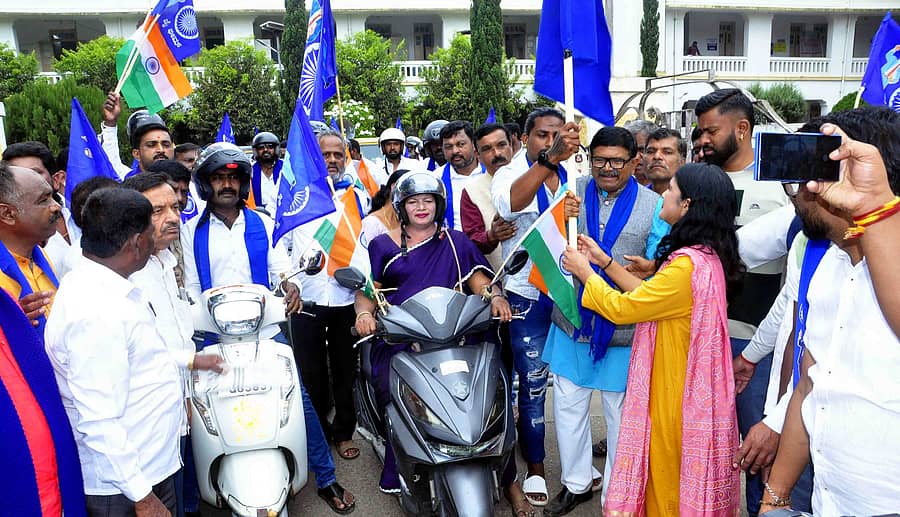 ಹಾಸನದ ಜಿಲ್ಲಾಧಿಕಾರಿ ಕಚೇರಿ ಎದುರು ಬೈಕ್‌ ರ‍್ಯಾಲಿಗೆ ಜಿಲ್ಲಾಧಿಕಾರಿ ಕೆ.ಎಸ್. ಲತಾಕುಮಾರಿ ಹಸಿರು ನಿಶಾನೆ ತೋರಿದರು