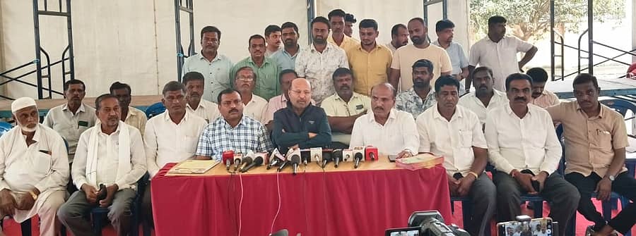 ರಾಮನಗರದ ಜಿಲ್ಲಾ ಕ್ರೀಡಾಂಗಣದಲ್ಲಿ ಬುಧವಾರ ನಡೆದ ಸುದ್ದಿಗೋಷ್ಠಿಯಲ್ಲಿ ಶಾಸಕ ಎಚ್.ಎ. ಇಕ್ಬಾಲ್ ಹುಸೇನ್ ಅವರು ರಾಮೋತ್ಸವದ ಕುರಿತು ಮಾಹಿತಿ ನೀಡಿದರು. ಗ್ಯಾರಂಟಿ ಸಮಿತಿ ಜಿಲ್ಲಾಧ್ಯಕ್ಷ ಕೆ. ರಾಜು, ನಗರಾಭಿವೃದ್ಧಿ ಪ್ರಾಧಿಕಾರದ ಅಧ್ಯಕ್ಷ ಎ.ಬಿ. ಚೇತನ್ ಕುಮಾರ್ ಹಾಗೂ ಇತರರು ಇದ್ದಾರೆ