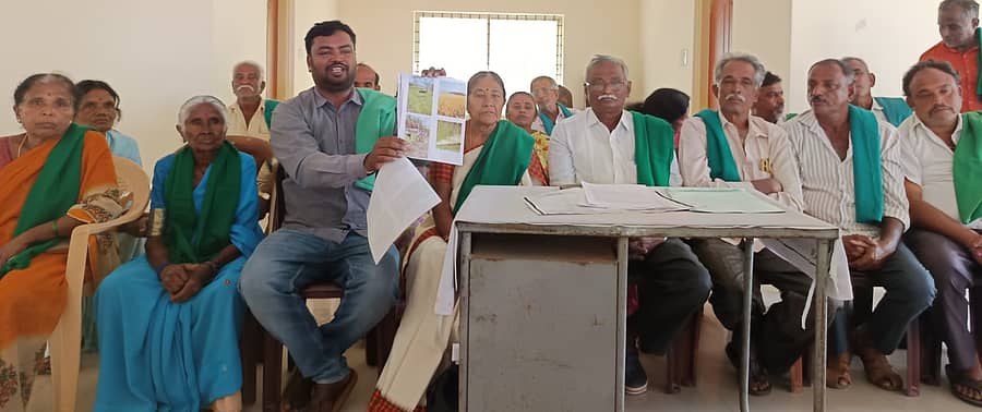 ರಾಮನಗರದ ಎಪಿಎಂಸಿಯ ರೈತ ಭವನದಲ್ಲಿ ಬುಧವಾರ ರೈತ  ಸಂಘದ ಮುಖಂಡ ನಲ್ಲಹಳ್ಳಿ ಶ್ರೀನಿವಾಸ್, ಹಿರಿಯ ರೈತ ನಾಯಕಿ ಅನಸೂಯಮ್ಮ ಸುದ್ದಿಗೋಷ್ಠಿ ನಡೆಸಿದರು. ಸಂತ್ರಸ್ತ ರೈತರು ಹಾಗೂ ರೈತ ಸಂಘದ ಪದಾಧಿಕಾರಿಗಳು ಇದ್ದಾರೆ