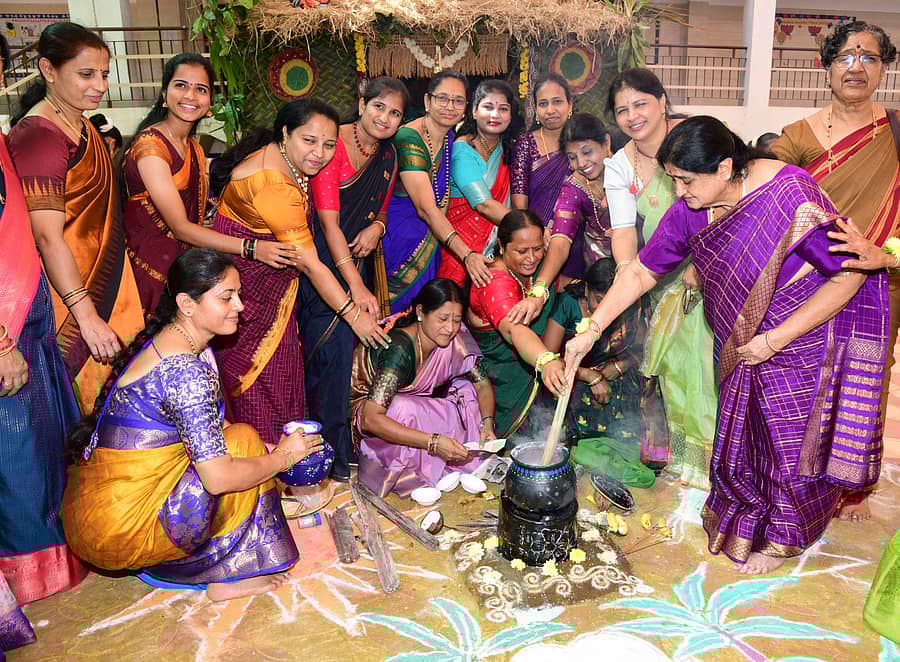 ದಾವಣಗೆರೆಯ ಮಾಗನೂರು ಬಸಪ್ಪ ಶಾಲೆಯಲ್ಲಿ ಸಂಕ್ರಾಂತಿ ಹಬ್ಬದ ಅಂಗವಾಗಿ ಅಡುಗೆ ತಯಾರಿಸಿ ಸಂಭ್ರಮಿಸಲಾಯಿತು –ಪ್ರಜಾವಾಣಿ ಚಿತ್ರ