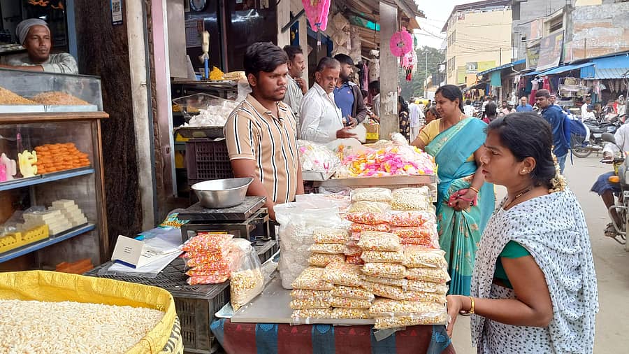 ಚನ್ನಪಟ್ಟಣ ಪೇಟೆಬೀದಿಯಲ್ಲಿ ಎಳ್ಳು ಬೆಲ್ಲ ಖರೀದಿ