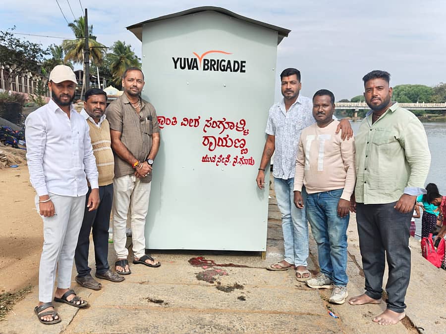 ನಂಜನಗೂಡಿನ ಕಪಿಲಾ ನದಿ ಸ್ನಾನ ಘಟ್ಟದಲ್ಲಿ ಬುಧವಾರ ಕ್ರಾಂತಿ ವೀರ ಸಂಗೊಳ್ಳಿ ರಾಯಣ್ಣ ಯುವ ಸೇನೆ ಸಂಘಟನೆಯಿಂದ ಮಹಿಳೆಯರಿಗೆ ಬಟ್ಟೆ ಬದಲಿಸಲು ತಾತ್ಕಾಲಿಕ  ಕೊಠಡಿ ಅಳವಡಿಸಲಾಯಿತು