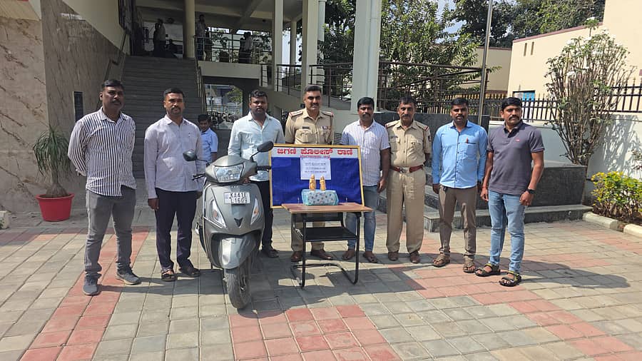 ಆನೇಕಲ್ ತಾಲ್ಲೂಕಿನ ಕೊಪ್ಪಗೇಟ್‌ನಲ್ಲಿ ಆನೆ ದಂತದಿಂದ ಮಾಡಿದ ವಿಗ್ರಹ ಮಾರಾಟ ಮಾಡುತ್ತಿದ್ದ ಇಬ್ಬರನ್ನು ಜಿಗಣಿ ಪೊಲೀಸರು ಬಂಧಿಸಿ ರಾಧ ಕೃಷ್ಣ ವಿಗ್ರಹ ಮತ್ತು ದ್ವಿಚಕ್ರ ವಾಹನವನ್ನು ವಶಪಡಿಸಿಕೊಂಡಿದ್ದಾರೆ