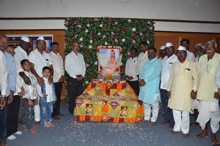 ಗದಗ ಜಿಲ್ಲಾಡಳಿತ ಭವನದ ಆಡಿಟೋರಿಯಂ ಹಾಲ್‌ನಲ್ಲಿ ಬುಧವಾರ ಶಿವಯೋಗಿ ಸಿದ್ಧರಾಮೇಶ್ವರರ ಜಯಂತಿ ಆಚರಿಸಲಾಯಿತು