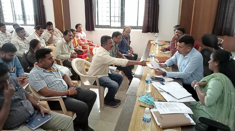 ಶ್ರೀರಂಗಪಟ್ಟಣ ಮಿನಿ ವಿಧಾನಸೌಧದಲ್ಲಿ ಮಂಡ್ಯ ಲೋಕಾಯುಕ್ತ ಎಸ್ಪಿ ಸುರೇಶ್ ಬಾಬು ಬುಧವಾರ ಸಾರ್ವಜನಿಕರಿಂದ ಅಹವಾಲು ಸ್ವೀಕರಿಸಿದರು