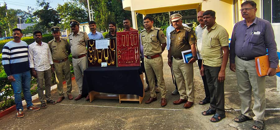 ಬಂಗಾರಪೇಟೆ ಮನೆಯೊಂದರಲ್ಲಿ ಕಳ್ಳತನವಾಗಿದ್ದ ಚಿನ್ನಾಭರಣಗಳನ್ನು ವಶಪಡಿಸಿಕೊಂಡ ಪೊಲೀಸರು ಕೆಜಿಎಫ್‌ ಜಿಲ್ಲಾ ಪೊಲೀಸ್‌ ಕಚೇರಿಯಲ್ಲಿ ಗುರುವಾರ ಪ್ರದರ್ಶಿಸಿದರು. ಎಸ್‌ಪಿ ಶಿವಾಂಶು ರಜಪೂತ್‌, ಡಿವೈಎಸ್‌ಪಿ ಲಕ್ಷ್ಮಯ್ಯ, ಸರ್ಕಲ್‌ ಇನ್‌ಸ್ಪೆಕ್ಟರ್‌ ದಯಾನಂದ ಮತ್ತು ಸಿಬ್ಬಂದಿ ಹಾಜರಿದ್ದರು
