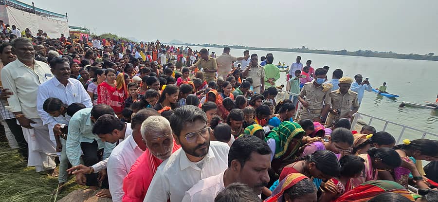 ಯಾದಗಿರಿ ತಾಲ್ಲೂಕಿನ ಅಬ್ಬೆ ತುಮಕೂರಿನ ಭೀಮಾ ನದಿ ತೀರದಲ್ಲಿ ಜಮಾಯಿಸಿದ್ದ ಜನಸ್ತೋಮ  