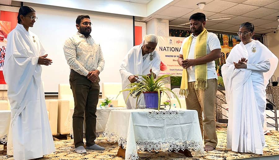 ಬೀದರ್‌ನಲ್ಲಿ ಏರ್ಪಡಿಸಿದ್ದ ಕಾರ್ಯಕ್ರಮವನ್ನು ಹೈದರಾಬಾದಿನ ಆಧ್ಯಾತ್ಮ ಚಿಂತಕಿ ಬಿ.ಕೆ. ಸುಶೀಲಬಾಯಿ ಉದ್ಘಾಟಿಸಿದರು