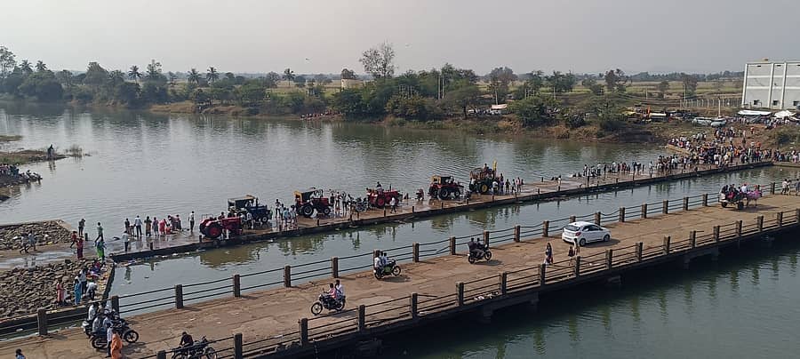 ಎಂ.ಕೆ.ಹುಬ್ಬಳ್ಳಿ ಬಳಿ ಮಲಪ್ರಭಾ ನದಿಯಲ್ಲಿ ಮಕರ ಸಂಕ್ರಮಣ ನಿಮಿತ್ತ  ಪವಿತ್ರ ಸ್ನಾನ ಮಾಡಿದರು