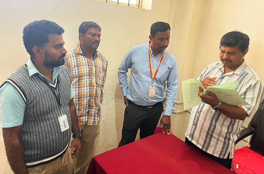 ನಾಗಮಂಗಲ ತಾಲ್ಲೂಕು ಕಚೇರಿಯಲ್ಲಿ ಬುಧವಾರ ದಾಖಲೆ ಪರಿಶೀಲಿಸಿದ ಲೋಕಾಯುಕ್ತ ಪೊಲೀಸ್‌ ಅಧಿಕಾರಿಗಳು 