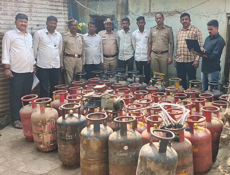 ವಿಜಯಪುರದಲ್ಲಿ ಅಕ್ರಮ ಸಿಲಿಂಡರ್‌ಗಳನ್ನು ಅಧಿಕಾರಿಗಳು ವಶಪಡಿಸಿಕೊಂಡರು